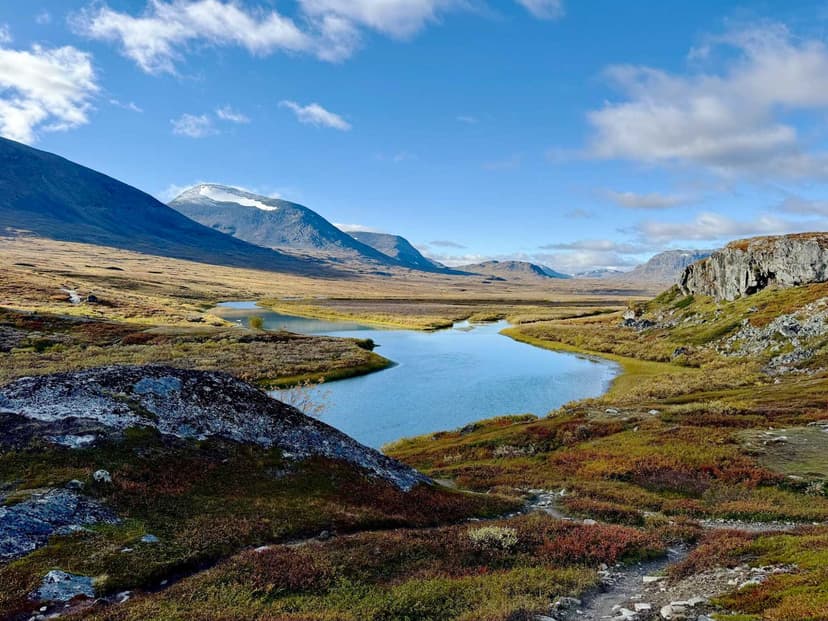 Dalen nedanför Alesjaure med sjöar och fjäll